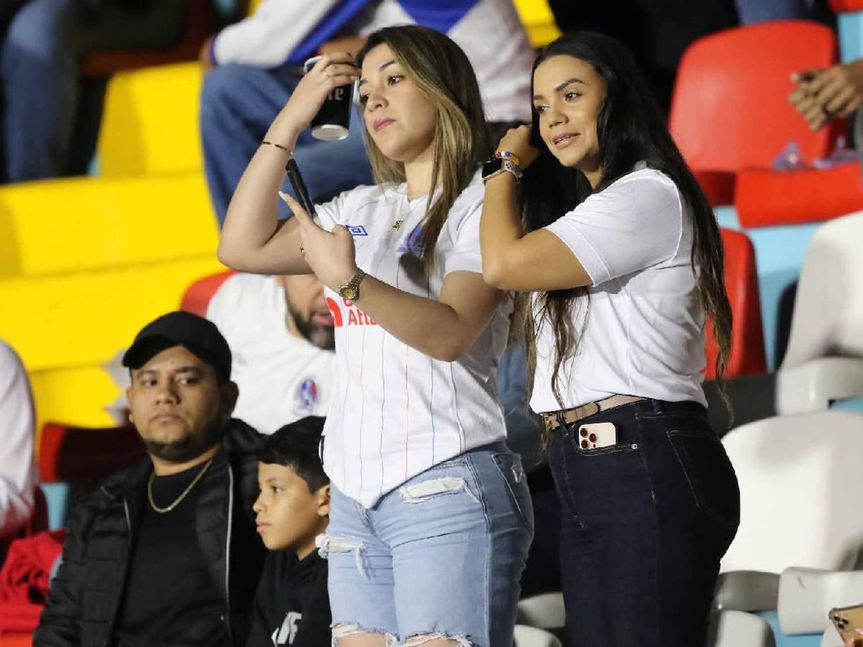 Las bellezas en el Estadio Nacional para disfrutar del juego entre Olimpia - Olancho FC.