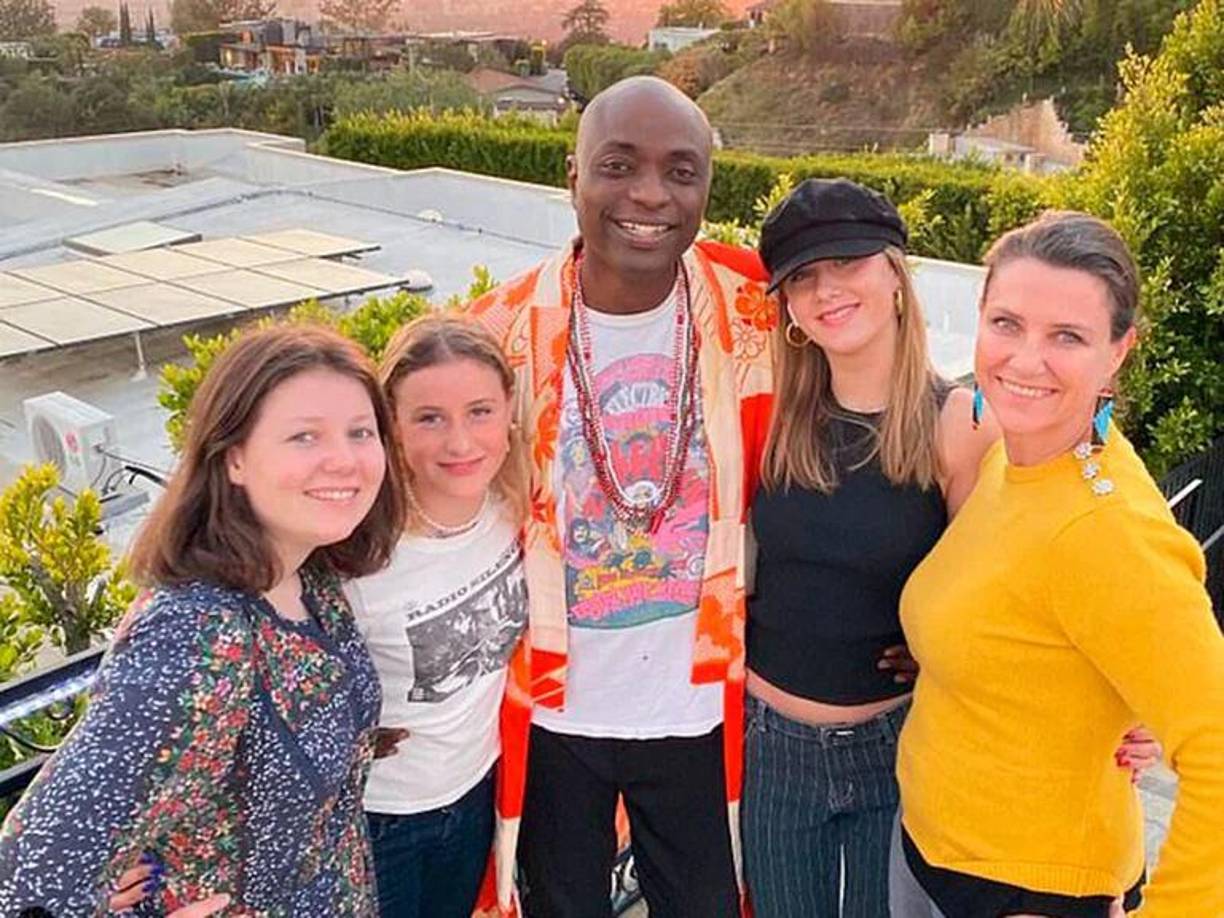 Marta Luisa estuvo casada con el escritor noruego Ari Behn entre 2002 y 2017, cuando se divorciaron, y con él tuvo tres hijas. Behn se quitó la vida la Navidad de 2019 a los 47 años, una tragedia que Marta Luisa pudo superar gracias a la ayuda de Verrett, según reveló esta. 