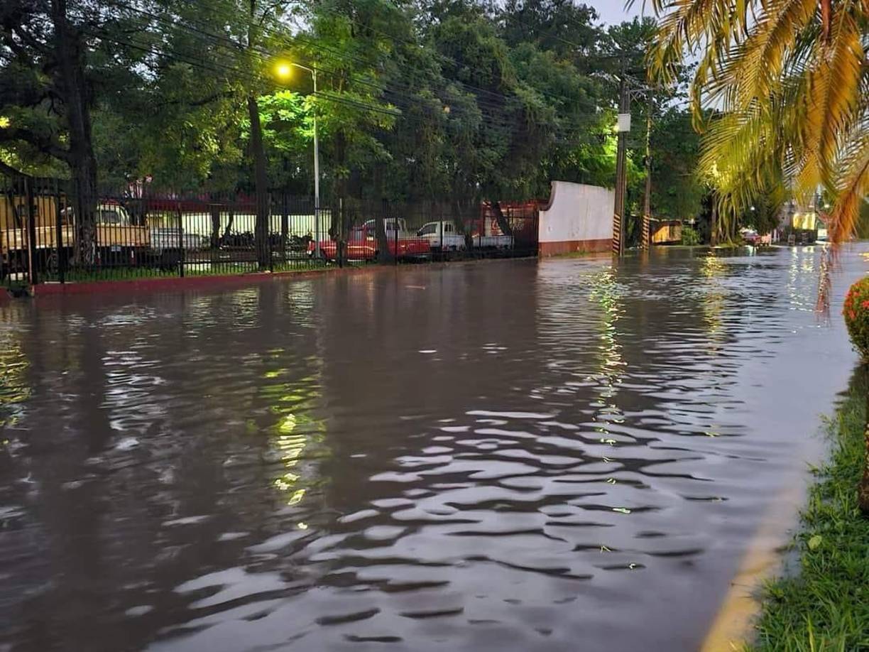 Las intensas lluvias que azotan este lunes ya inundaciones en San Pedro Sula (Honduras). 