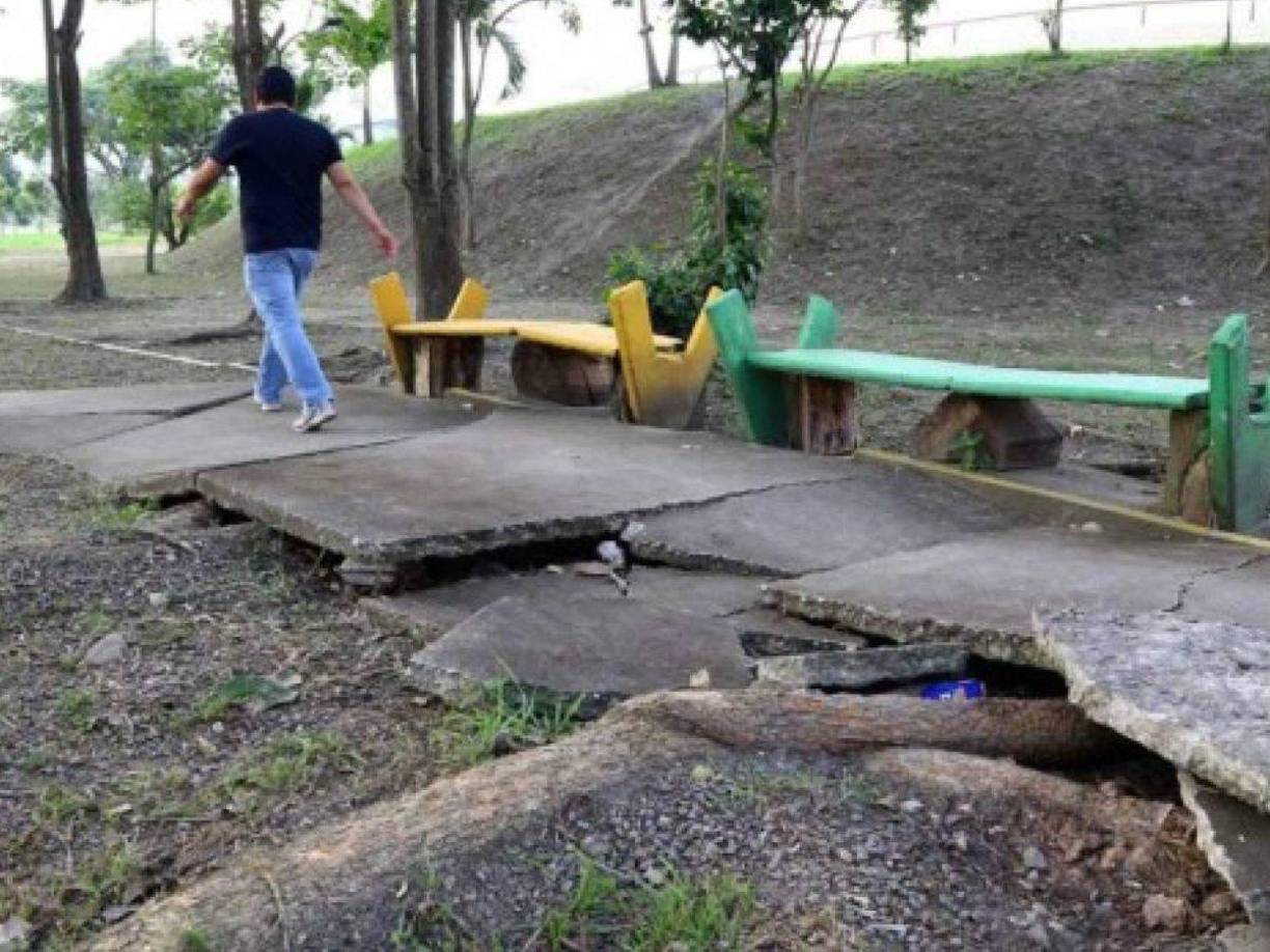 En las afueras también todo el reducto deportivo que comprende el complejo tiene falencias.