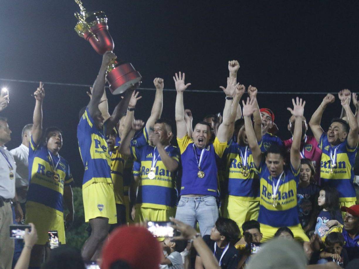 La plantilla de Boca Juniors festejó con euforia la conquista del título tras vencer al Bayern Múnich.