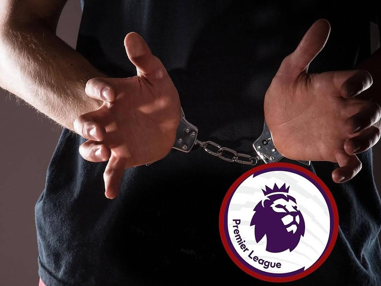 Según las primeras informaciones, el futbolista de la Premier fue detenido por agentes uniformados en el mismo campo de entrenamiento, mientras estaba ejercitándose con normalidad con el resto de sus compañeros. 