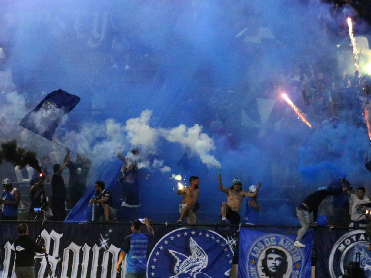 La barra del Motagua armó un lindo show de luces en el duelo ante Municipal disputado en Nueva Orleans.