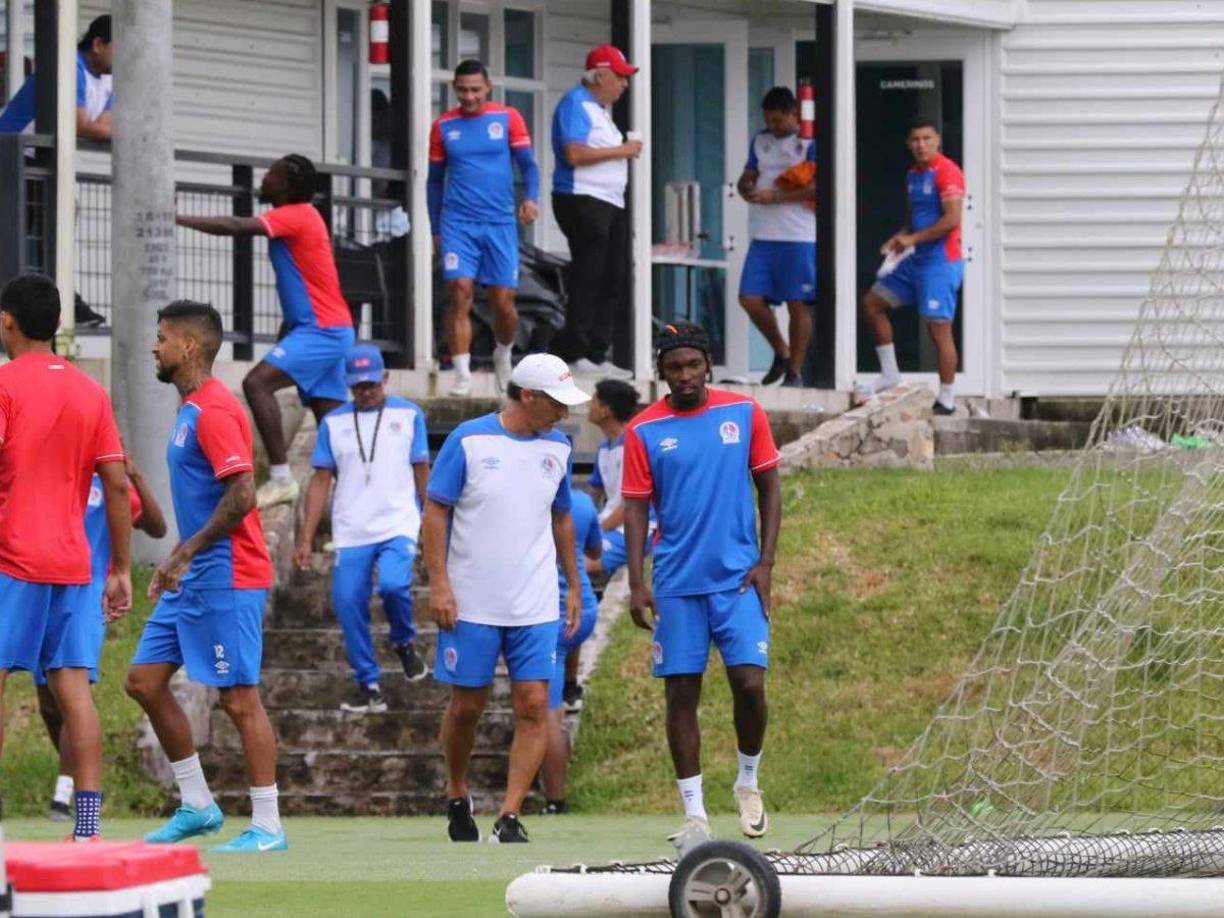 Pedro Troglio le dio la bienvenida a Alberth Elis. 