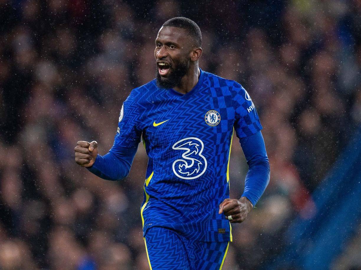 El Bayern Múnich es el último en unirse a la lista de candidatos para hacerse con los servicios de Antonio Rüdiger que en esta última temporada se ha destapado como uno de los mejores centrales del mundo en la actualidad. El alemán no renovará su contrato con el Chelsea, el cual finaliza el 30 de junio de 2022. El conjunto bávaro se lanza en busca de su fichaje ante la tranquilidad del Real Madrid, el favorito para ficharlo.