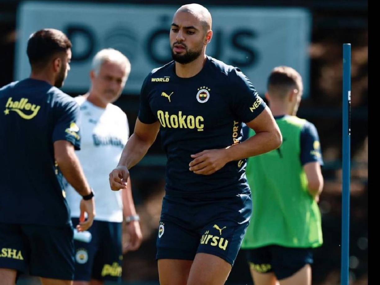 Amrabat completó este jueves su primer entrenamiento bajo las órdenes de José Mourinho en el Fenerbahce. El centrocampista se unió al conjunto turco en calidad de préstamo, pero con una opción de compra obligatoria.