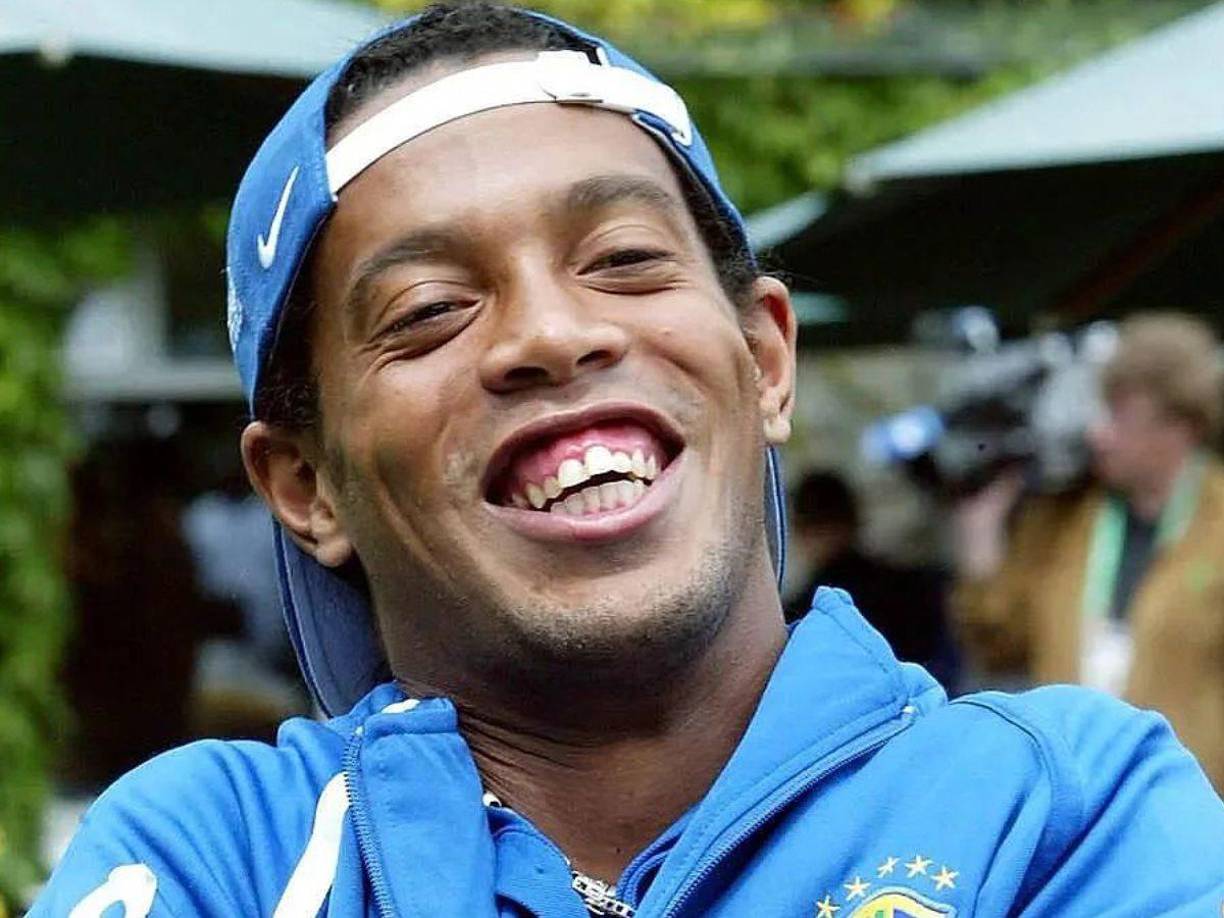 “¿Por qué tan pesimista?”, le preguntaron a Ronaldinho y replicó que “las cosas no están saliendo bien. Está faltando garra, faltando entrega, falta de todo. Me retiro”.