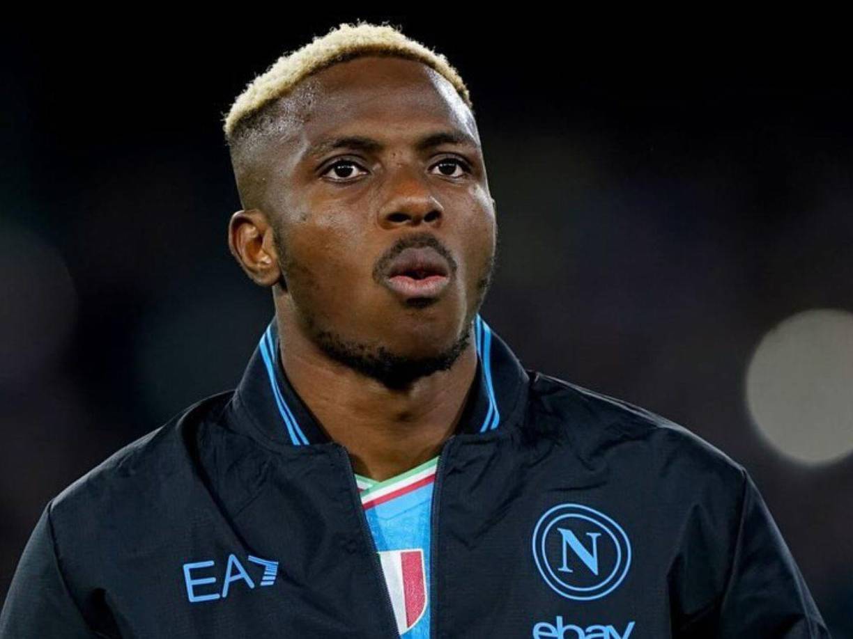 El director deportivo del Napoli, Giovanni Manna, confirmó que Osimhen desea marcharse. “Víctor es un jugador que quiere irse. Pidió mudarse”. El equipo italiano exige unos 120 millones de euros por el delantero y en París son los más interesados para reemplazar la vacante de Kylian Mbappé.