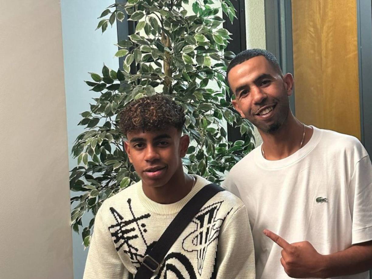 “Yo no lo he vivido tan de cerca porque estaba siempre trabajando en el bar, pero sobre todo cuando decidió jugar con España en vez de con Marruecos, ahí sí que recibió mucho mensaje de odio por parte del pueblo marroquí. Es curioso. Ellos lo vieron como una traición a su país”, dijo un vecino a la ABC.