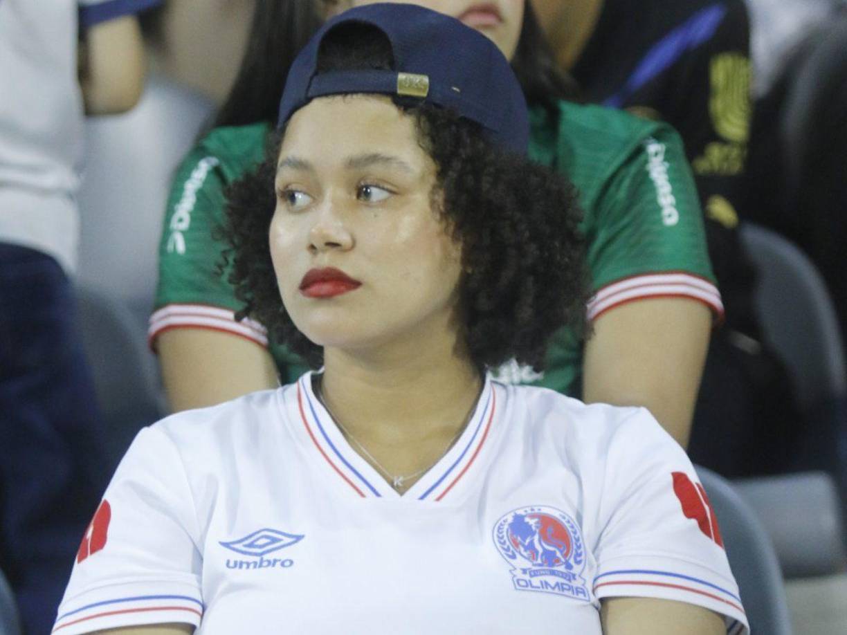 La colocha que se mostró seria en el sector de silla. 