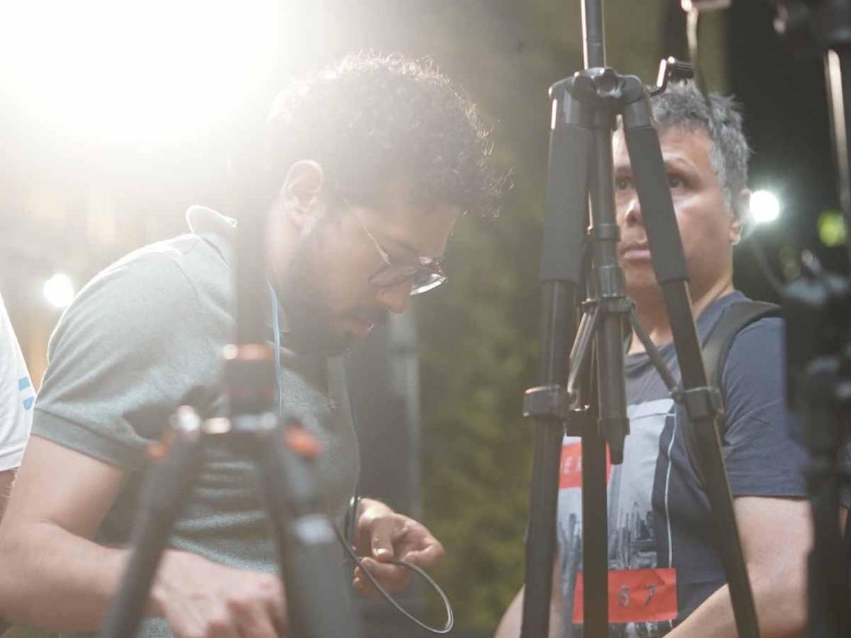 Los comunicadores sostubieron un dialogo con las autoridades asignadas en la afuera del hotel.