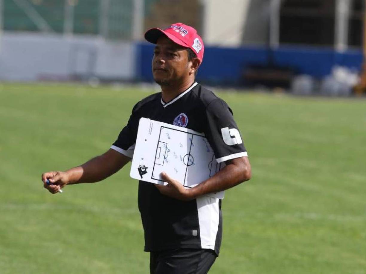 Su vida ha estado vinculada al fútbol y obtuvo su licencia como entrenador.