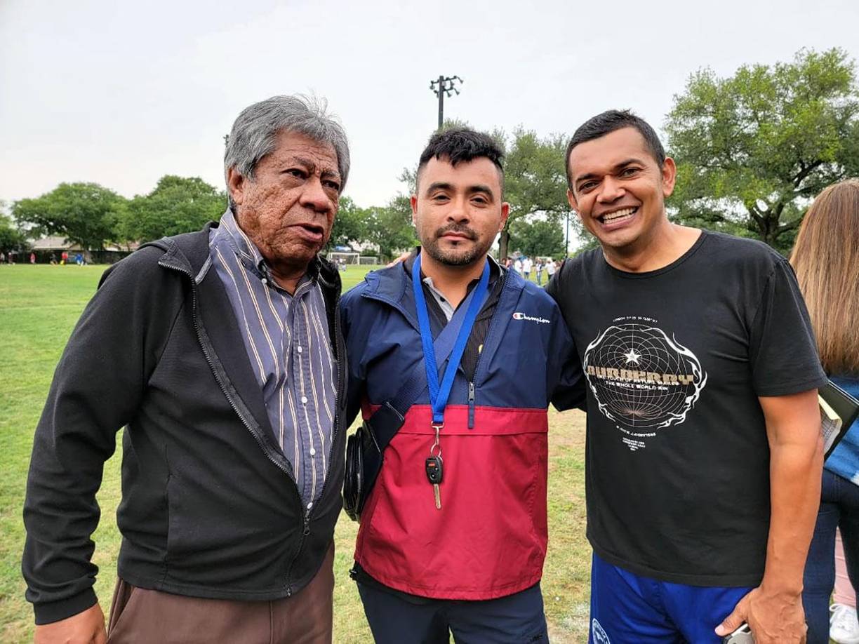 Ramón ’Primitivo’ Maradiaga y Amado Guevara posando con este aficionado que asistió a la New Orleans Cup.