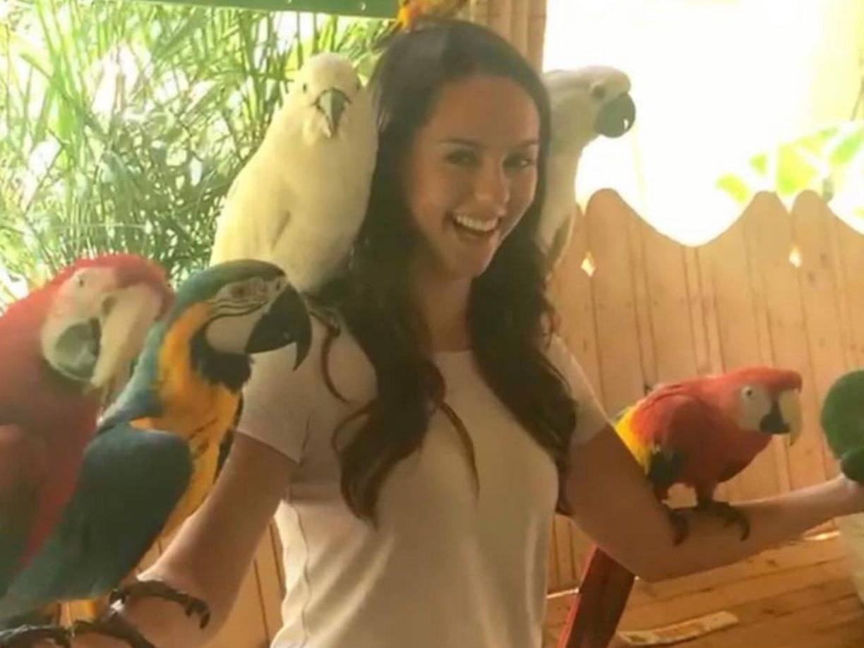 La chica se considera una filósofa, empresaria, una glamorosa niña exploradora y observadora de aves. 