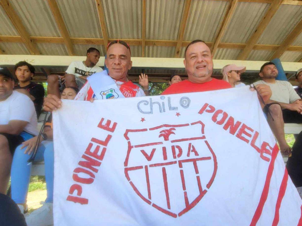 El Vida no estuvo solo y aficionados se trasladaron a Roatán. El popular “Chilo” es el seguidor más fiel de los cocoteros y se hizo presente.