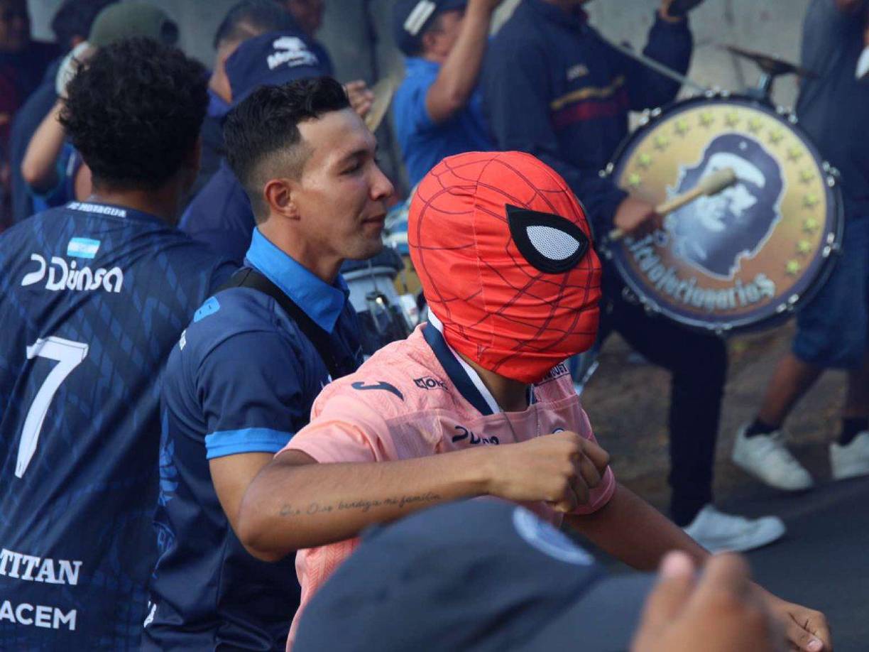 Un aficionado con la máscara de Spiderman estuvo en el ambiente que puso la barra del Motagua. 