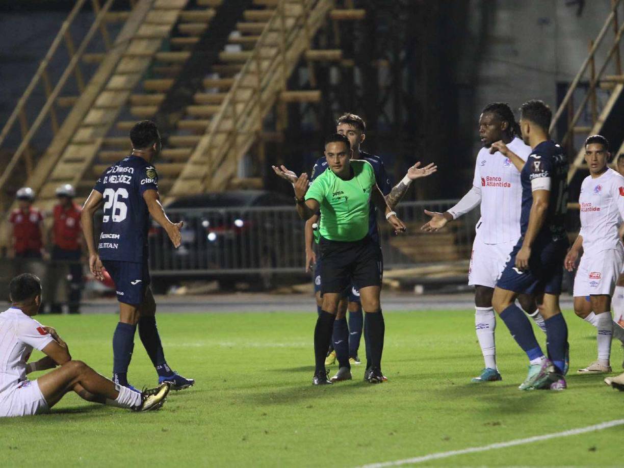Said Martínez dejó de pitarle el penal al Olimpia luego de la falta dentro del área sobre Najar.