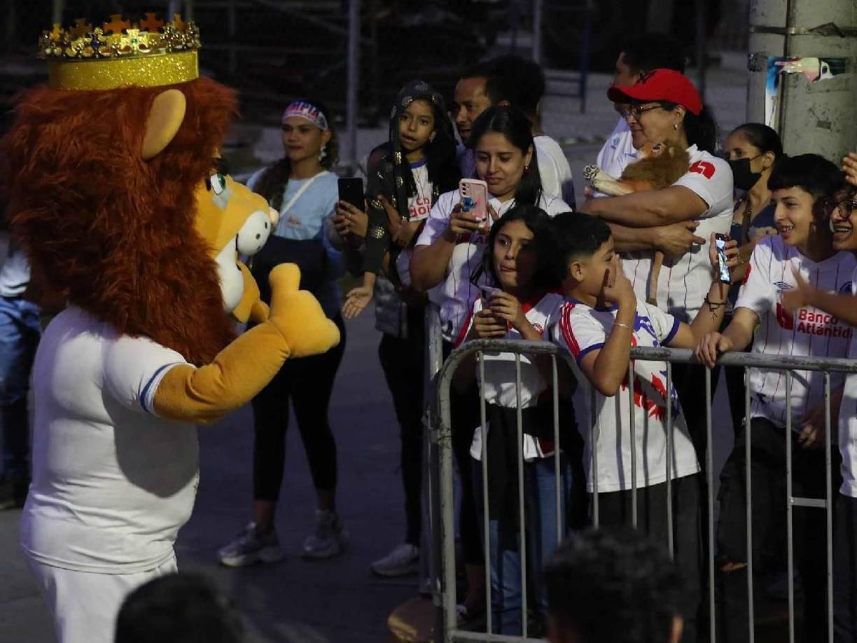 Las cámaras de Diario LA PRENSA están capturando los mejores momentos de la afición olimpista y el ambientazo en Tegucigalpa. 