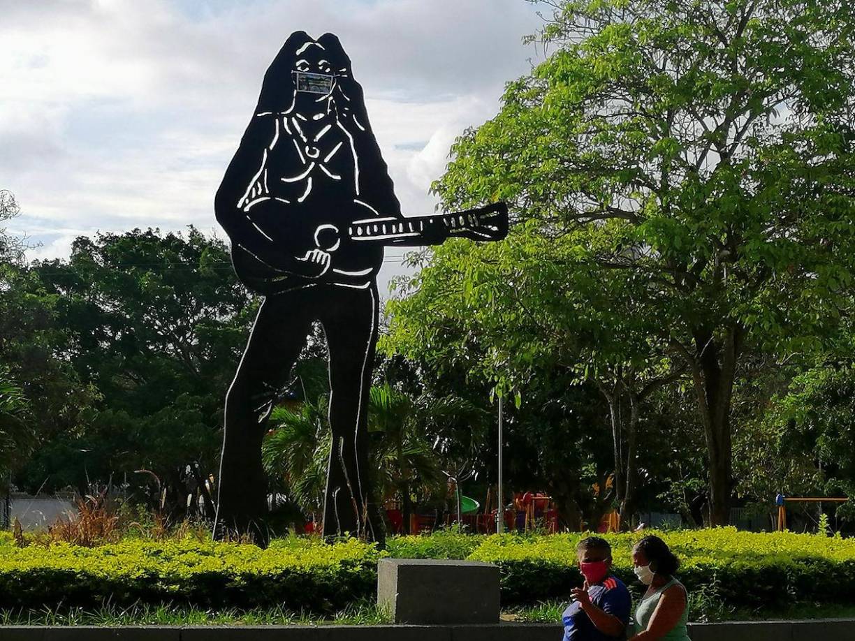 Existe una estatua de 16 pies de altura de ella en Barranquilla, Colombia. Las palabras inscritas dicen: “Cuando me mires, piensa que tú también puedes lograr lo que quieras”, cientos de turistas se toman fotografías allí todos los días.