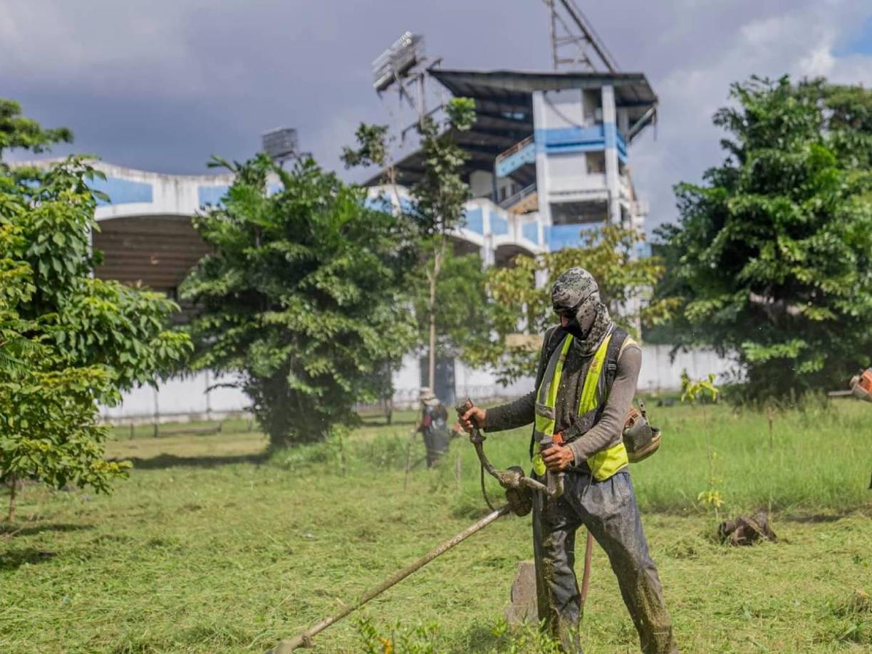 Asimismo, han comenzado a darle mantenimiento a todo el complejo olímpico; pintarán el estadio, le harán mejoras a la infraestructura y chapearán todo el entorno del recinto, como también algunos retoques a los camerinos, todo a contrarreloj.