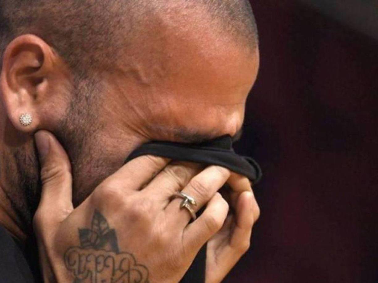  <b>Dani</b> <b>Alves</b> permanecerá, al menos, otra noche en prisión al no haber depositado aún la fianza de un millón de euros que determinó un tribunal español para concederle la libertad provisional mientras se resuelven los recursos a su sentencia por violación.