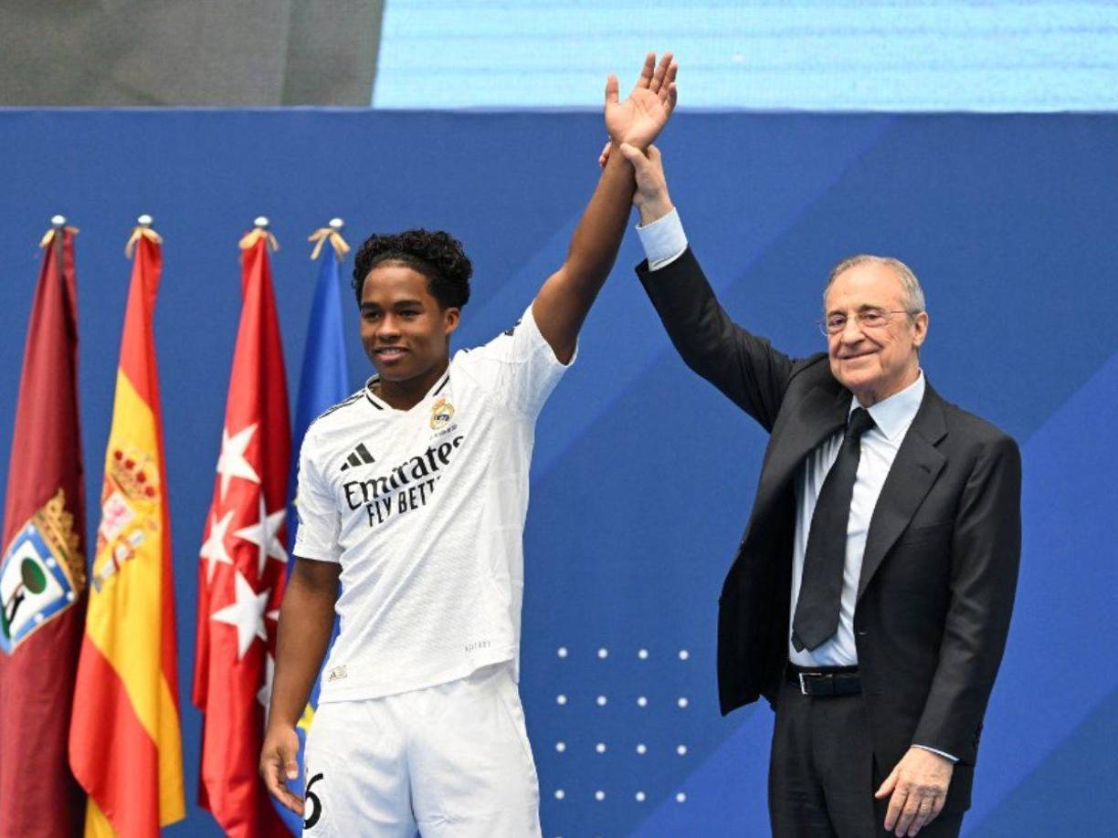 El presidente Florentino Pérez alzó las manos de Enrick en su presentación en el Santiago Bernabéu como nuevo jugador del Real Madrid.