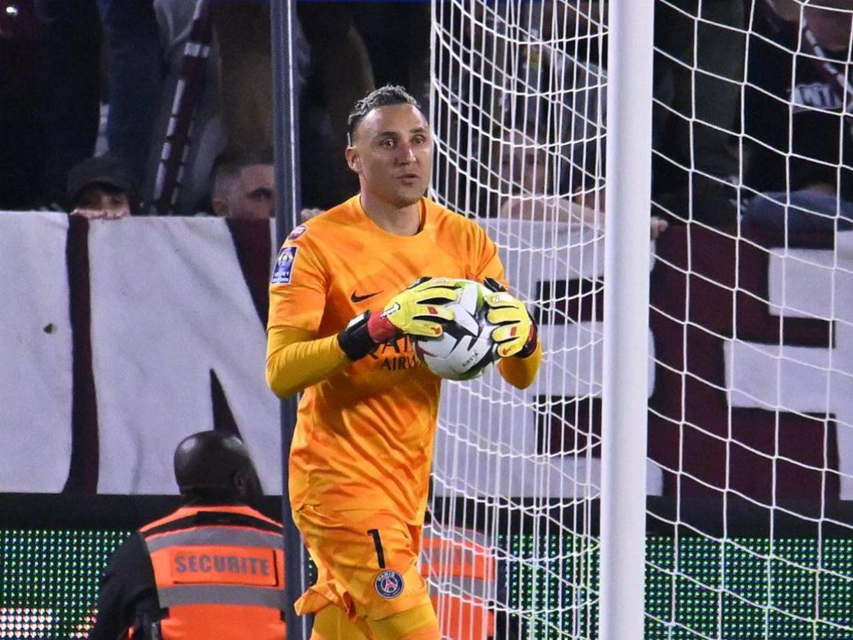 Navas, de 37 años, actualmente es un agente libre tras haber dejado el Paris Saint-Germain, lo que lo convierte en un candidato ideal para un fichaje fuera de la ventana de transferencias. 