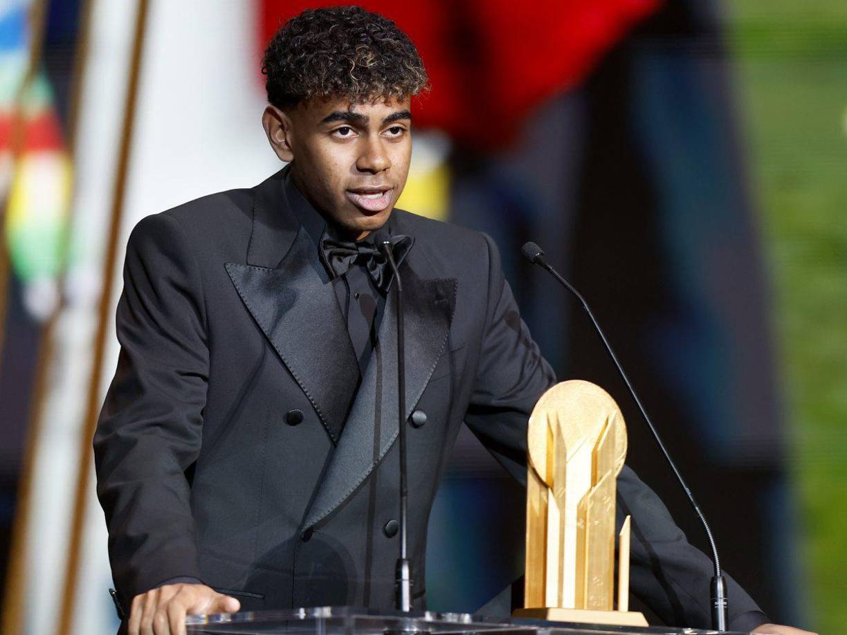 El atacante del Barcelona, Lamine Yamal, de 17 años de edad, recibió el premio Kopa al mejor futbolista joven de la pasada temporada durante la gala del Balón de Oro.