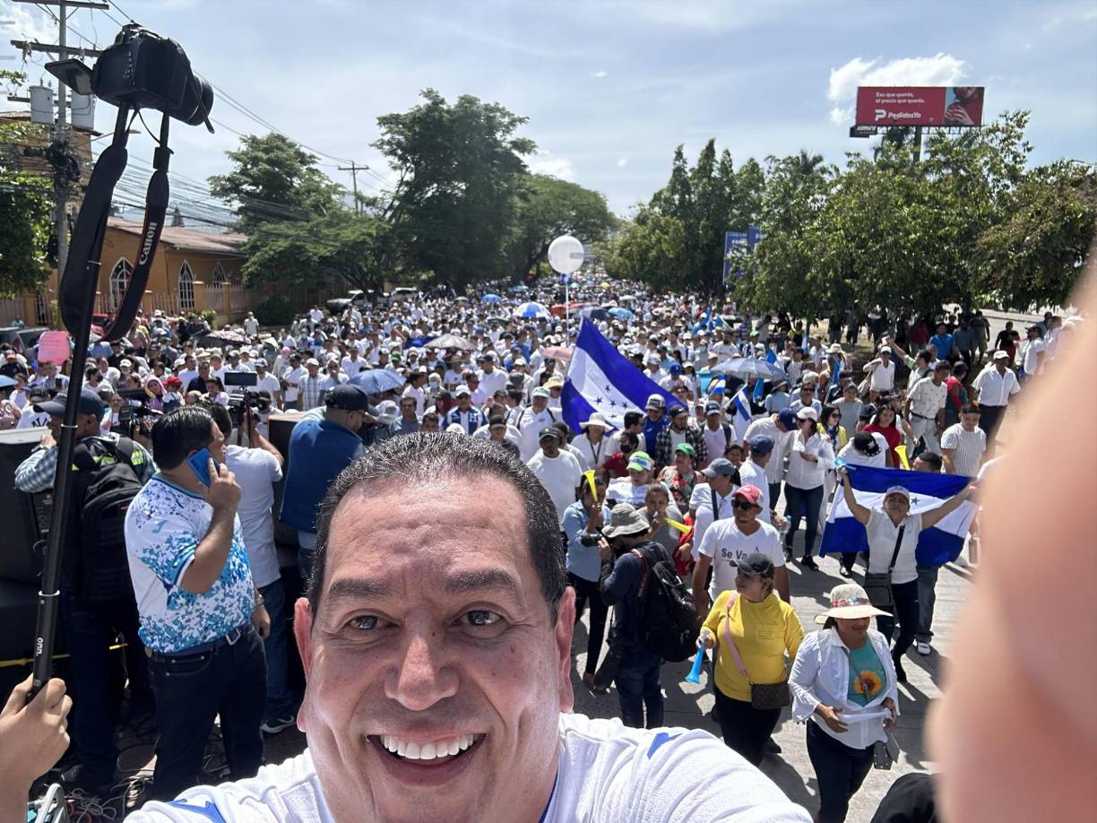 Antonio Rivera Callejas en la movilización opositora de este sábado en Tegucigalpa. 