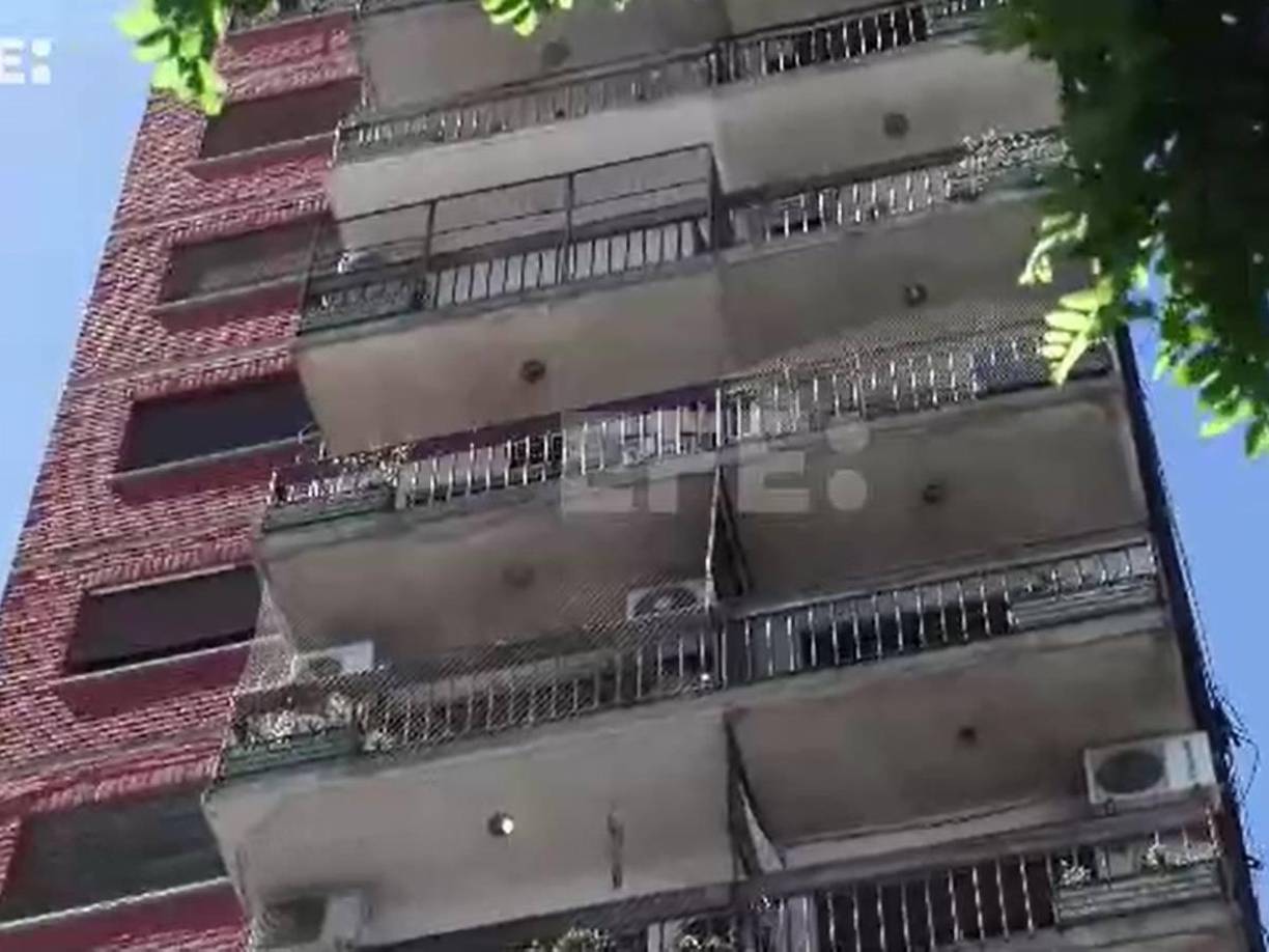 La Justicia investiga la muerte en un hecho confuso de la pareja del exfutbolista argentino, quien cayó desde el séptimo piso de un edificio ubicado en la localidad de Ramos Mejía, en la provincia de Buenos Aires, con el jugador presente. 