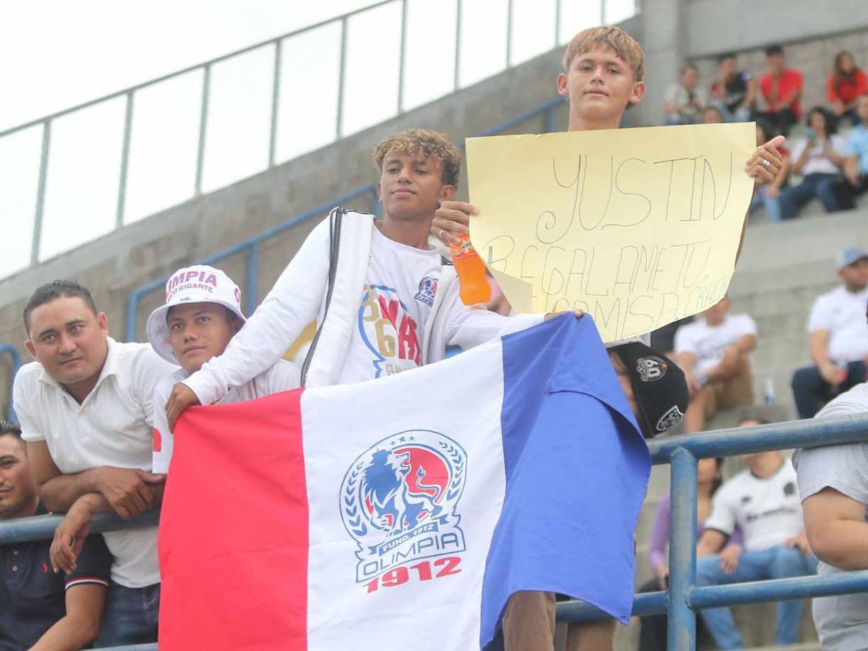Este aficionado llegó con una pancarta para Yustin Arboleda. 