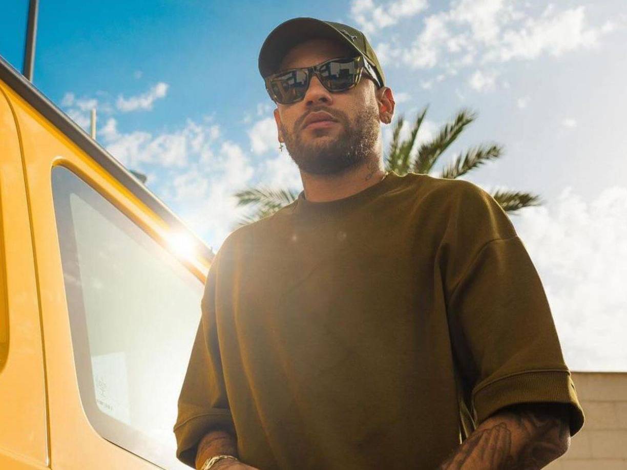 Neymar en esta ocasión fue visto conduciendo un Uber en Los Ángeles, California, y agitó las redes sociales por su nuevo “trabajo”.