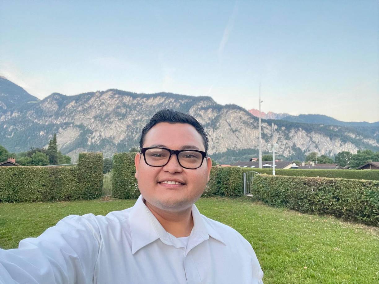 Douglas Flores, un joven de 28 años que cursa una doble titulación en Music Performance con énfasis en corno francés y Voice Performance como tenor. Dio sus primeros pasos en la música en la Victoriano López, posee una beca artística por corno y canto.