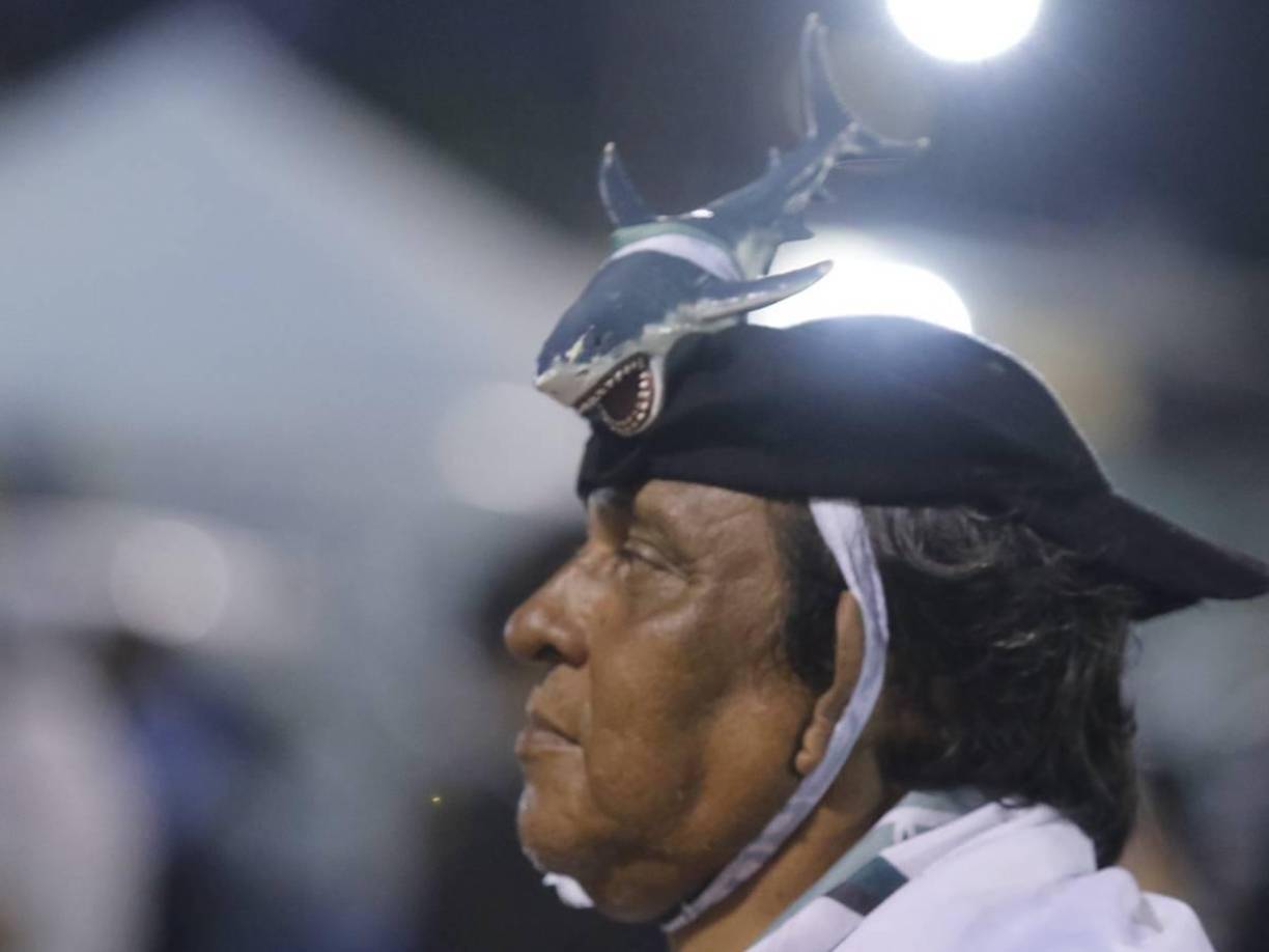 Uno de los aficionados del Platense llegó con su respectivo tiburón. 