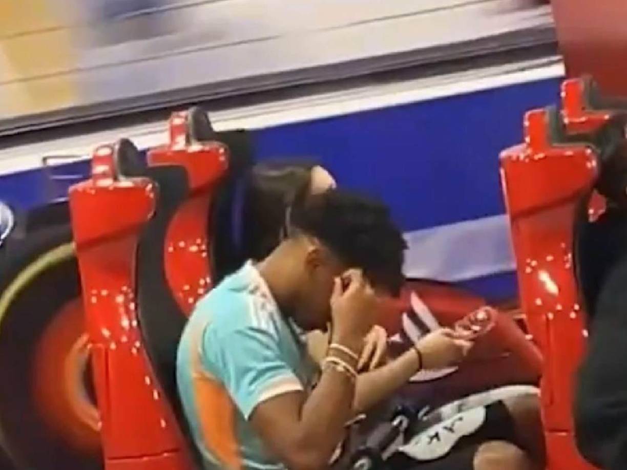 Las primeras imágenes que se viralizaron fueron las de la pareja de jóvenes en un parque de atracciones.