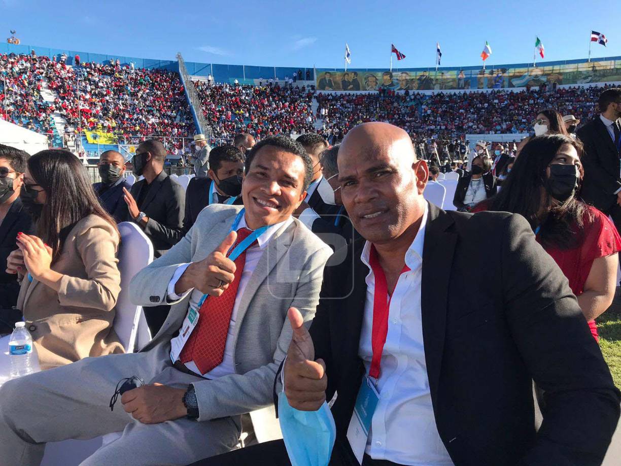 El gran Julio César Rambo de León no podía faltar y llegó junto al exárbitro Mario Moncada.