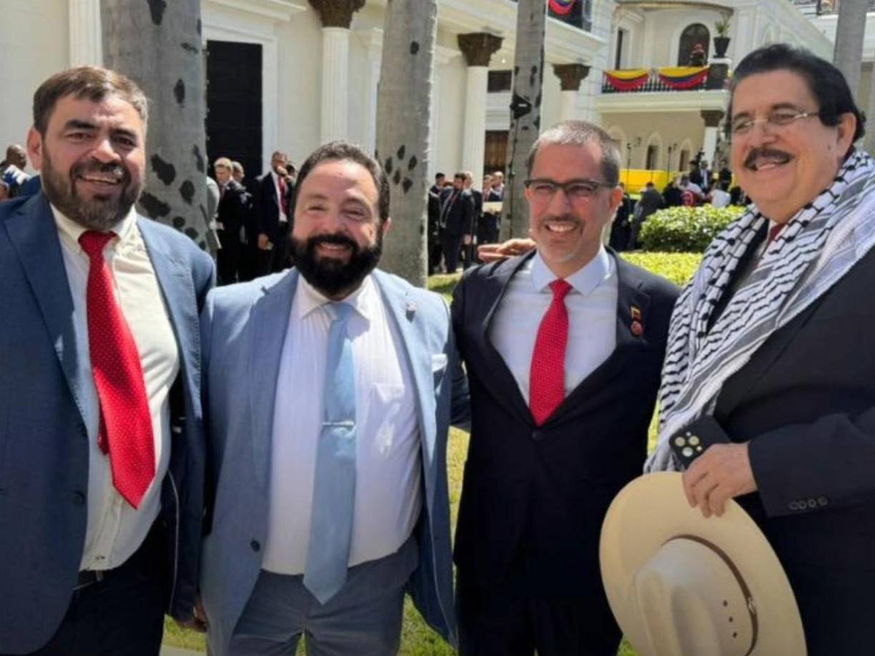 Milton Benítez, Luis Redondo y Mel Zelaya forman parte de la comitiva de Honduras que viajó a Venezuela.