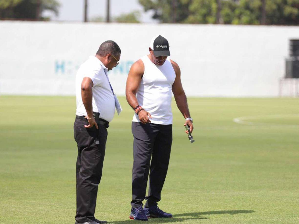 Mario Moncada supervisó el nuevo césped del estadio Morazán.
