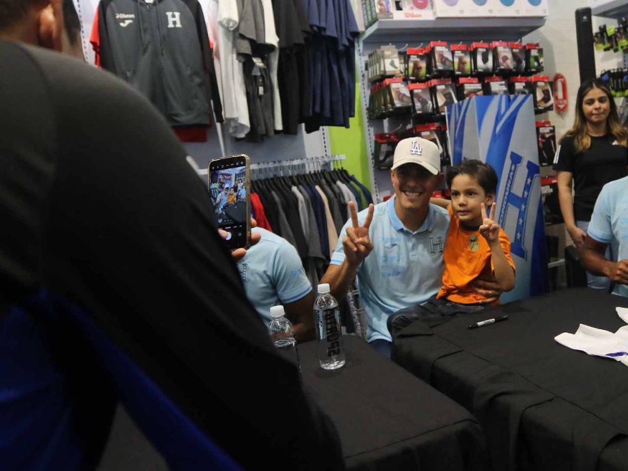 Luis Palma fue uno de los más aclamados. El delantero del Celtic compartió con niños de todas las edades.