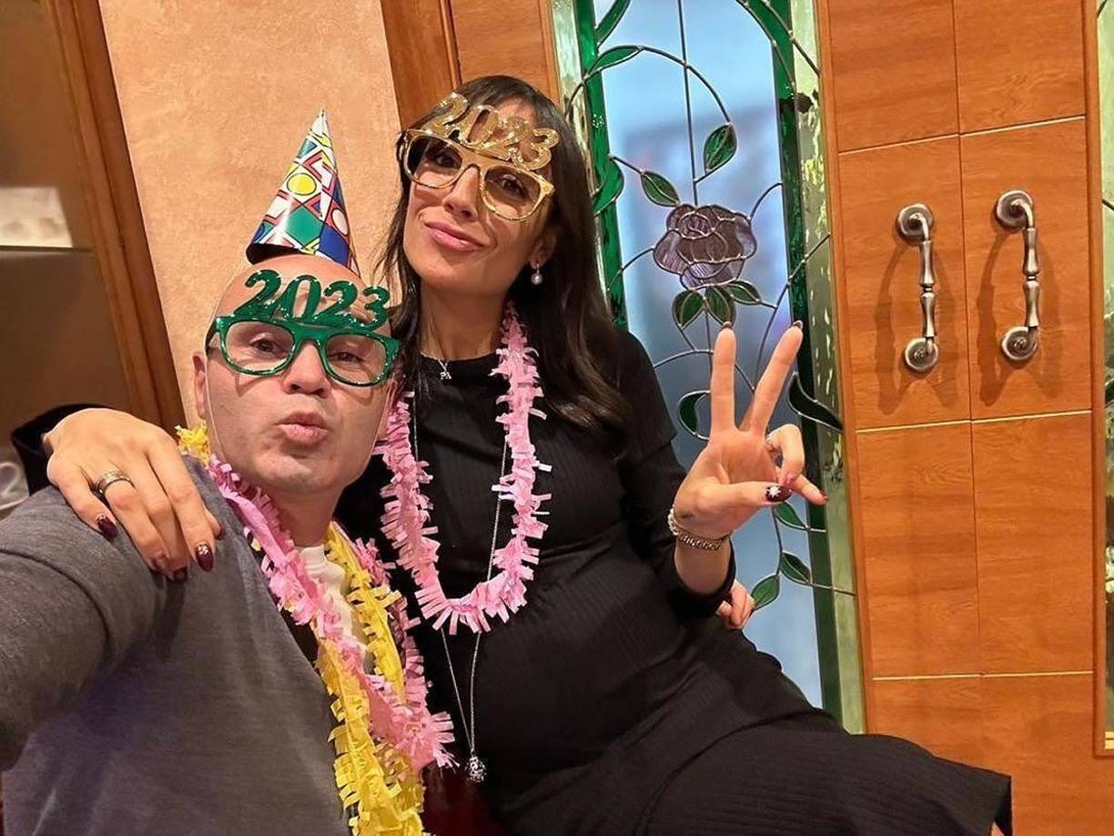 Andres Iniesta, futbolista del Vissel Kobe de Japón, junto a su mujer.