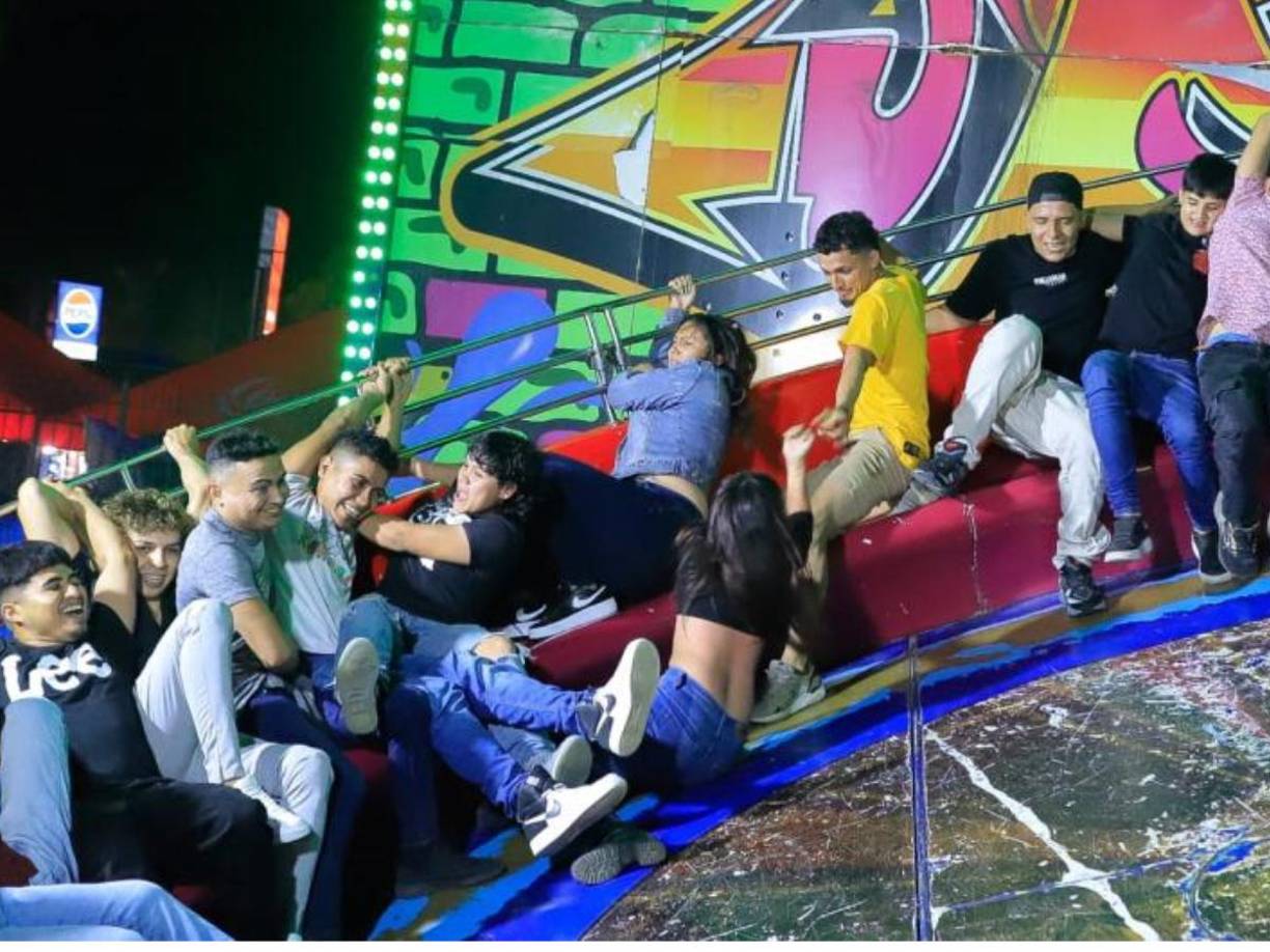 Como siempre los juegos mecánicos son los favoritos de los sampedranos. Los Play Land Park han lucido abarrotados. Entre más extremos y riesgosos, más llaman la atención.