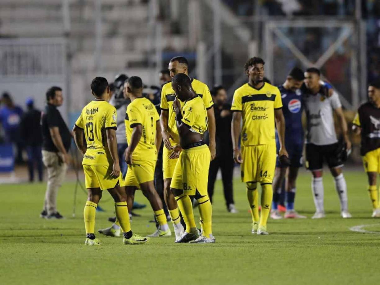 Otro proceso que fracasa. La tristeza en el rostro de los jugadores del Real España por la eliminación en semifinales contra el Motagua.