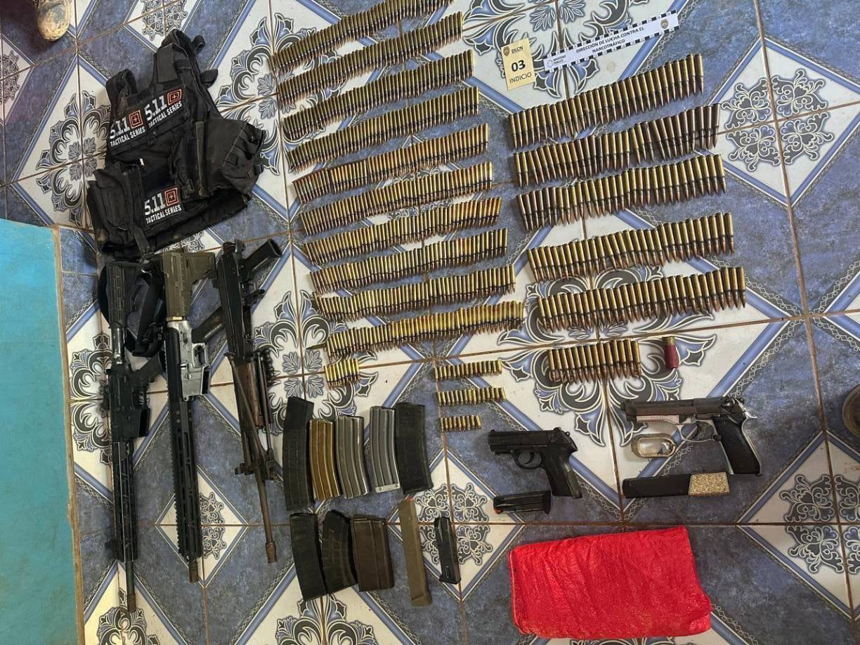 También decomisaron armas de grueso calibre.