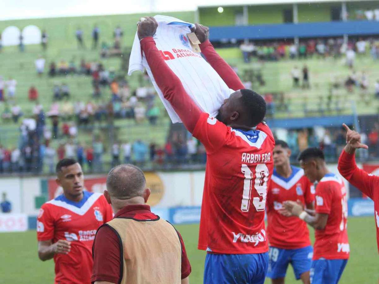 El atacante se fue hacia la banca del equipo, tomó la camiseta con el número 15 detrás, con el nombre de ‘Gordon’ y la alzó hacia el cielo como homenaje al fallecido futbolista.