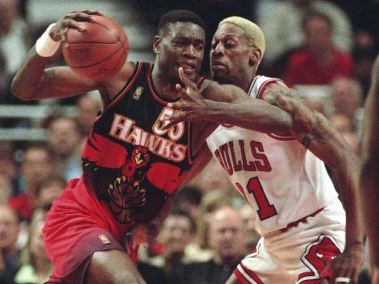 Dikembe Mutombo (murió el 30 de septiembre) - Uno de los jugadores más emblemáticos de la NBA durante la era de Michael Jordan, el gigante africano pereció por cáncer cerebral a los 58 años. Se retiró como el segundo máximo bloqueador de tiros de la historia y cuatro veces premiado como mejor defensivo de la liga.