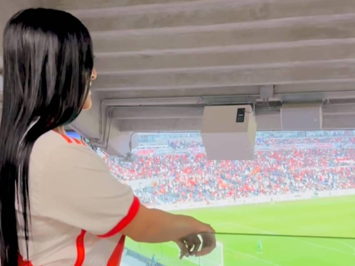 La hermosa catracha compartió en su cuenta oficial de Instagram videos y fotografías de su llegada al estadio de River Plate. 