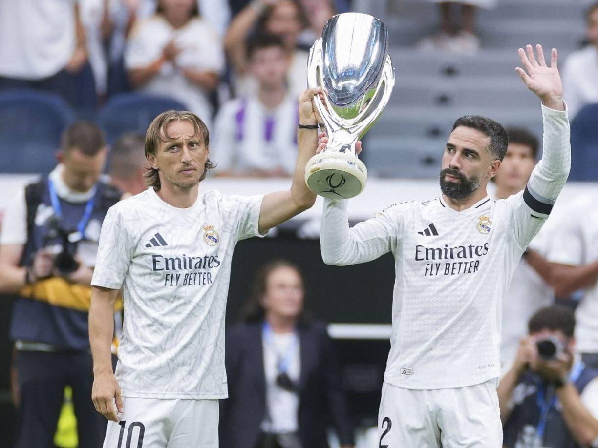 El Real Madrid, en manos de sus capitanes Dani Carvajal y Luka Modric, ofrecieron antes de su primer partido en casa, contra el Valladolid, el título de la Supercopa de Europa ganada el pasado 14 de agosto en Varsovia frente a la Atalanta (0-2).