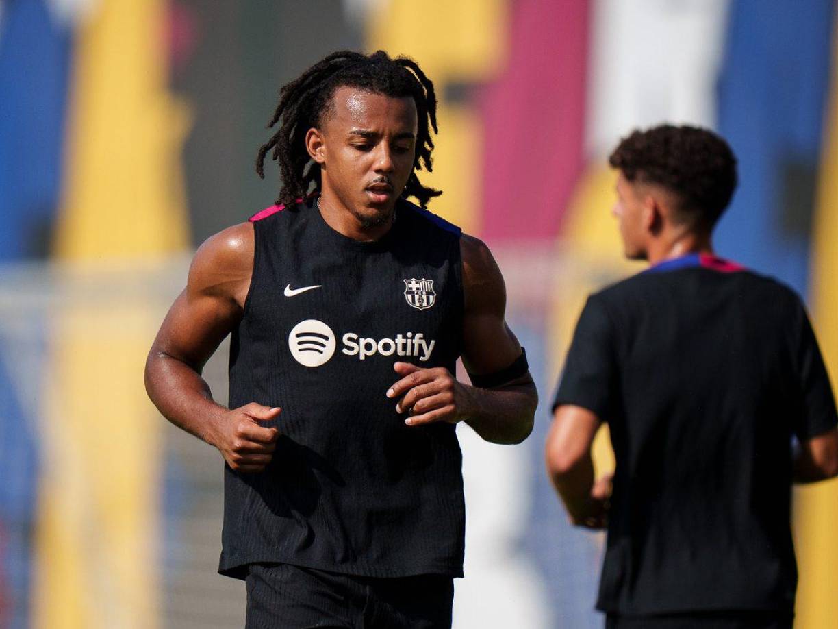 De acuerdo con el portal británico ‘TBR Football’, el Chelsea ha mostrado interés en fichar a Jules Koundé (25 años) en el mercado de invierno por 60 millones de euros (51 millones de libras). El lateral es clave en el esquema de Flick en Barcelona.