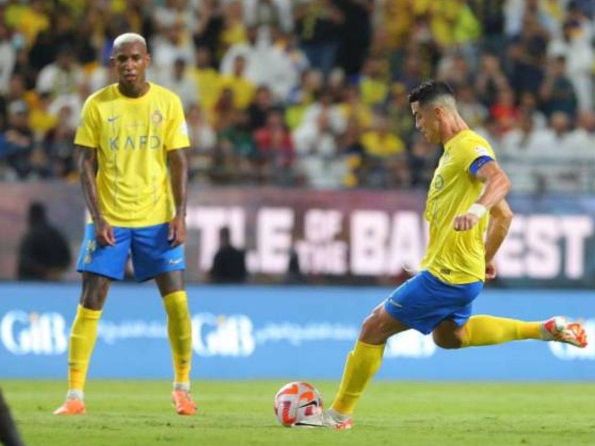 En ese juego y luego de que se le anularon dos goles, CR7 se destapó en el segundo tiempo con un golazo que pudo disfrutar en vivo el árbitro hondureño Said Martínez.