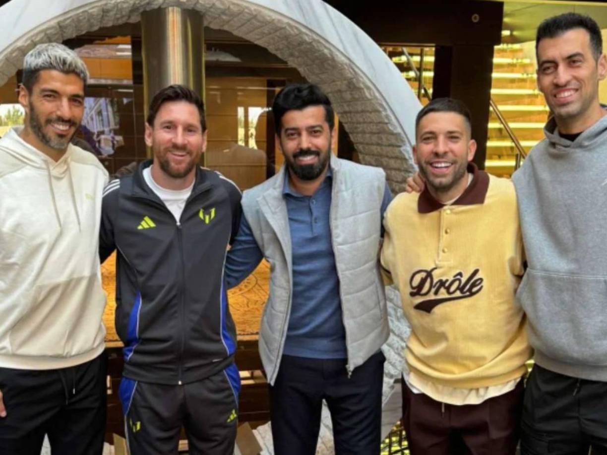 Los futbolistas participaron en un encuentro en el Salón de Cristal de Bakú, la capital de Azerbaiyán